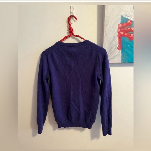 Uniqlo V neck sweater size Medium As is - Picture 4 of 4